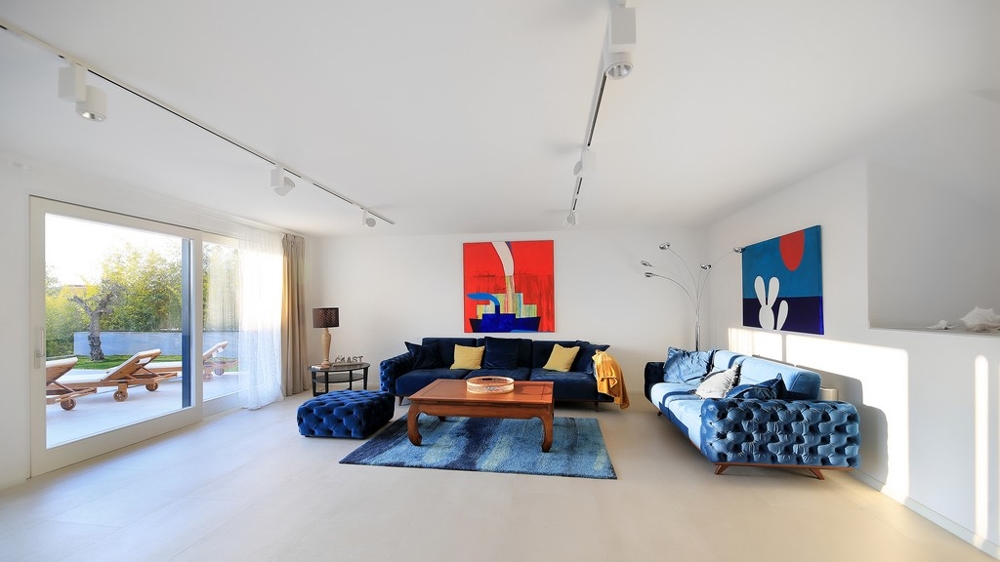 En annan bild av loungen i poolen och havet på ön Krk.