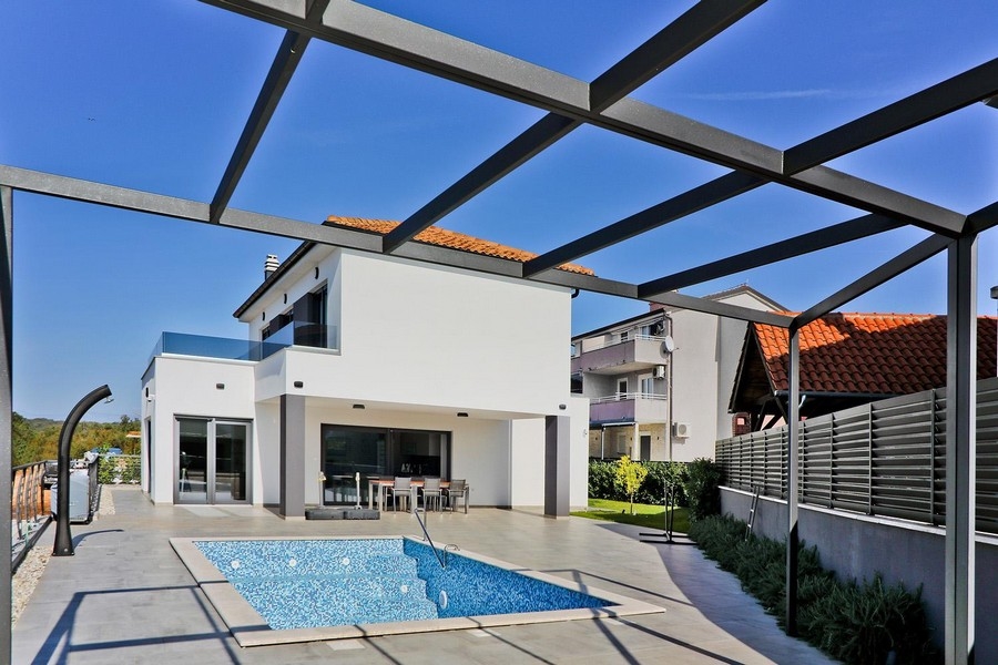 Vy bakifrån med trädgård och terrass, ID H3501