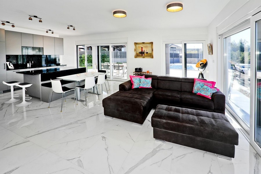 Modernt kök och matplats med marmorgolv