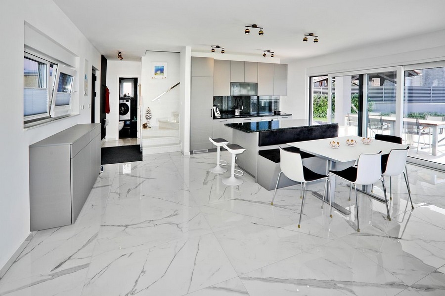 Öppen vardagsrumsdel med stilren inredning