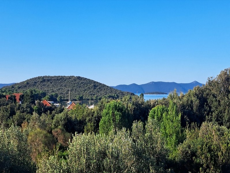 Havsutsikt från den övre balkongen på hus H3502 i Ugljan, Kroatien.