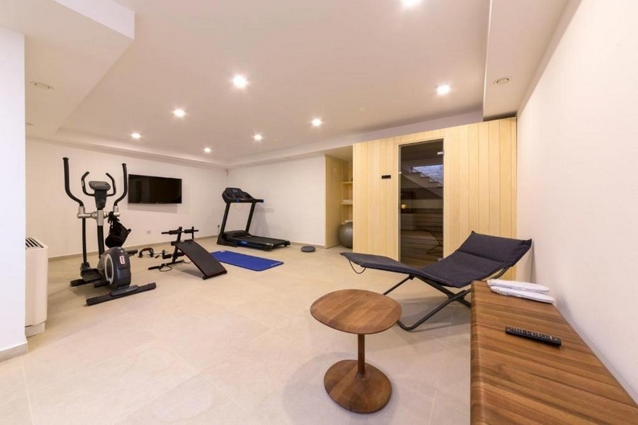Gym med bastu och träningsredskap