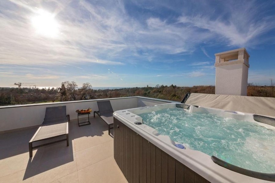 Takterrass med bubbelpool och havsutsikt över villa H3503, som är till salu i Istrien.