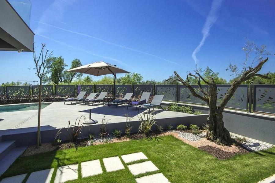 Pool med solterrass och trädgård