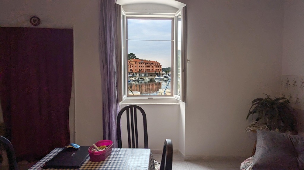 Utsikt från fönstret på fastigheten H3504, Kroatien.