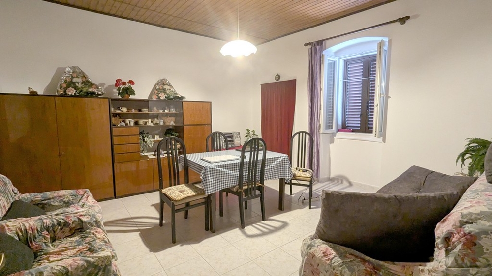 Vardagsrum i hus H3504 i Kroatien.