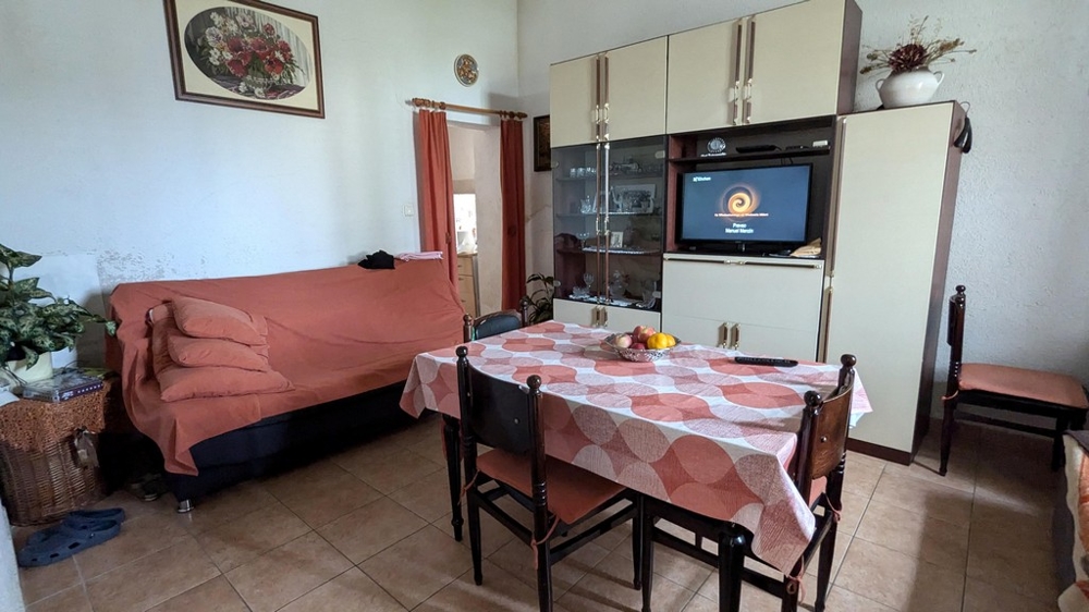 Vardagsrum och matplats.