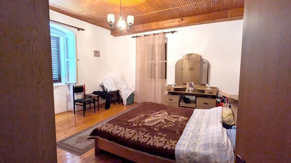 Sovrum med traditionella möbler.