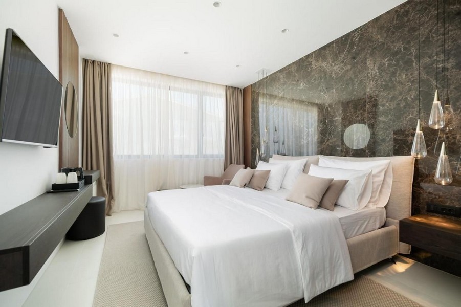 Elegant sovrum med TV