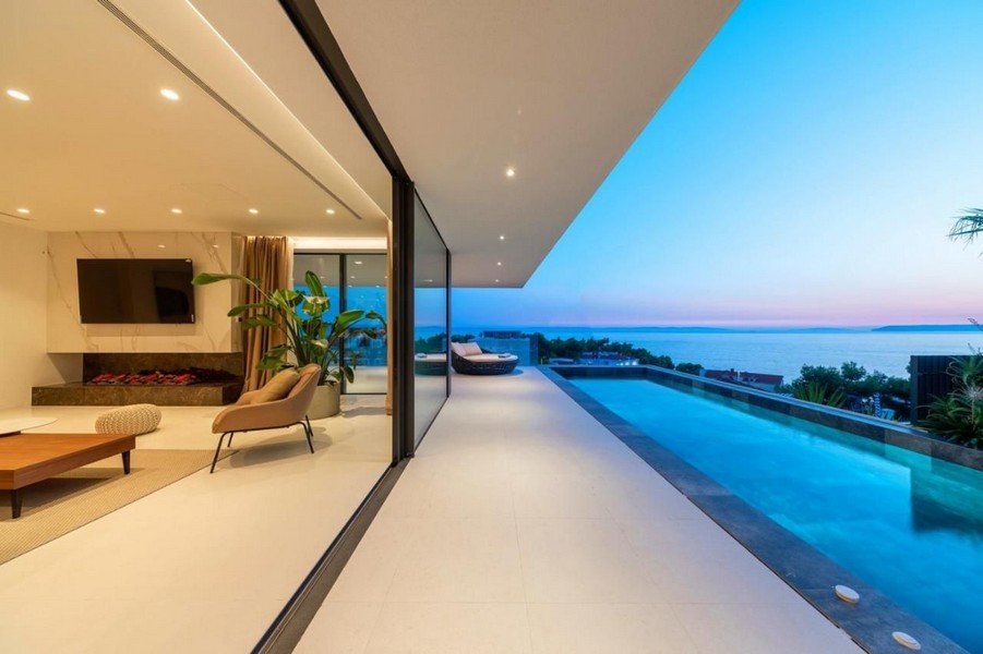 Kvällsstämning på terrassen med pool