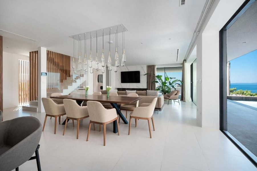 Modernt vardagsrum med matplats