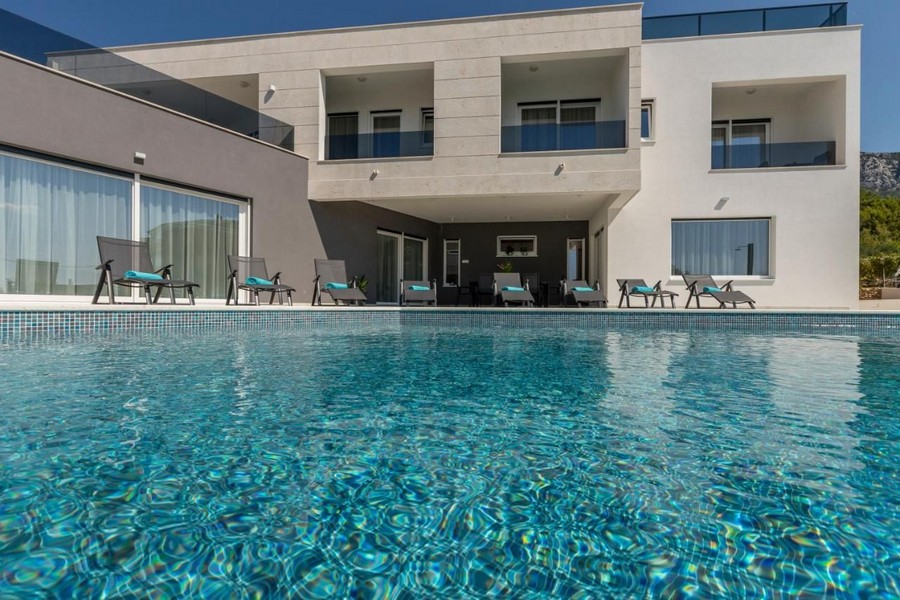 Pool med utsikt över villan