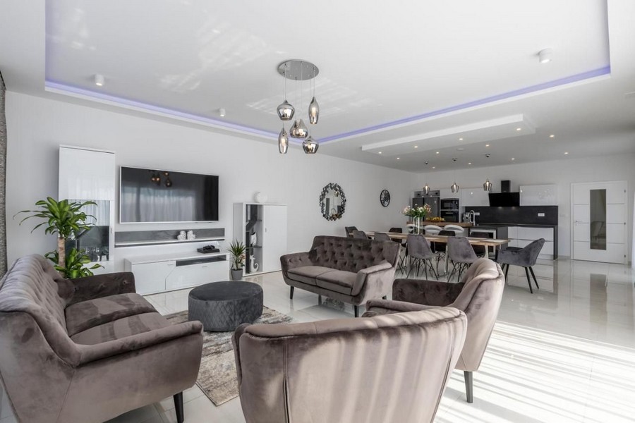 Ljust vardagsrum med havsutsikt