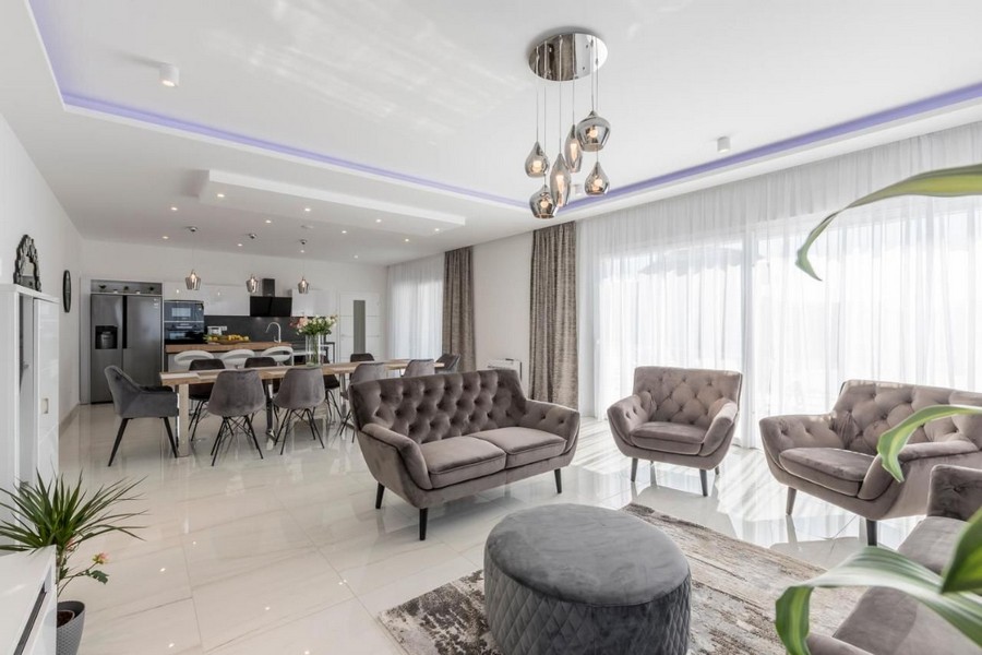 Öppet vardagsrum med matplats