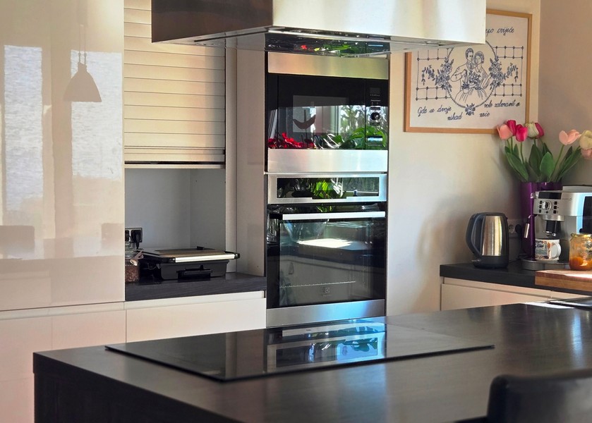 Modernt kök med utrustning