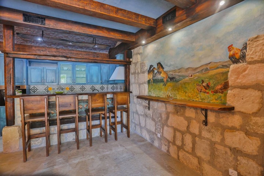 Rustik bar med väggmålningar