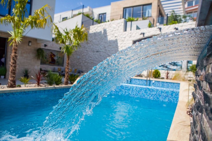 Vattenfall i poolen på fastigheten H3515 i Split, Kroatien.