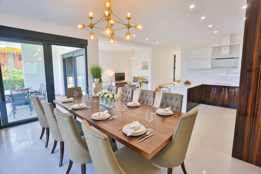 Ljus matplats med stort bord