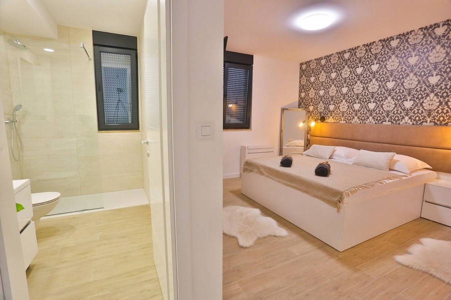 Mysigt sovrum med eget badrum