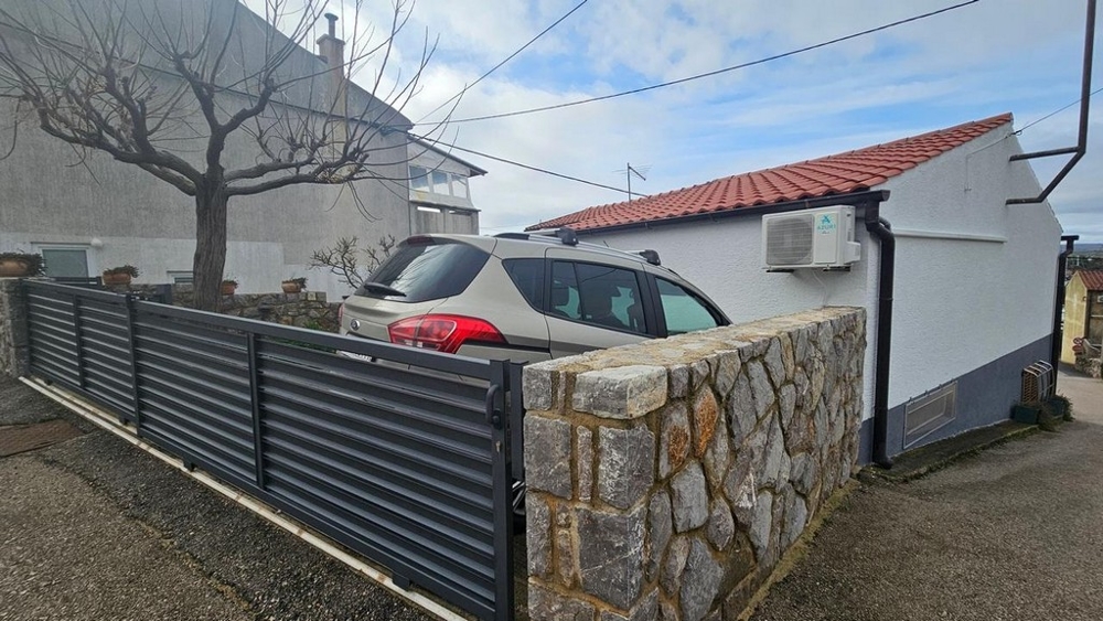 Parkeringsplats för fastighet H3518 i Punat, Kroatien - Panorama Scouting.