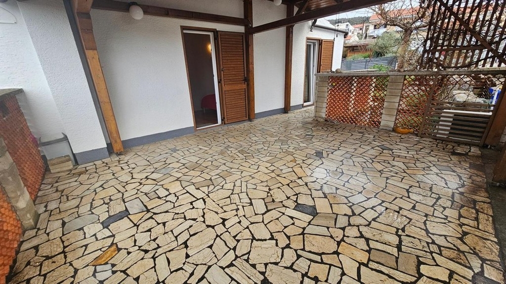 Täckt terrass med naturstensgolv