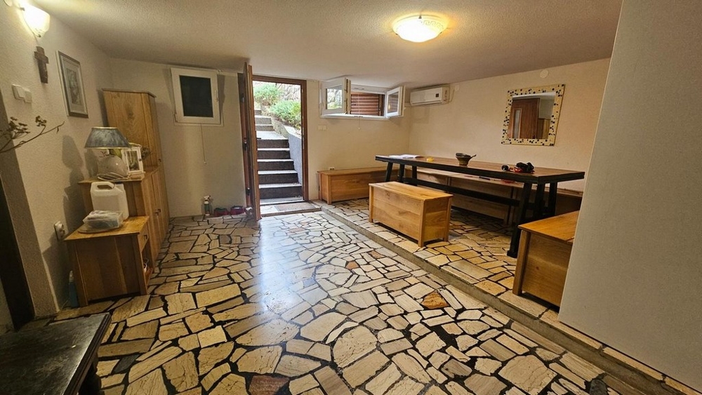 Vardagsrum med rustik design och trappor