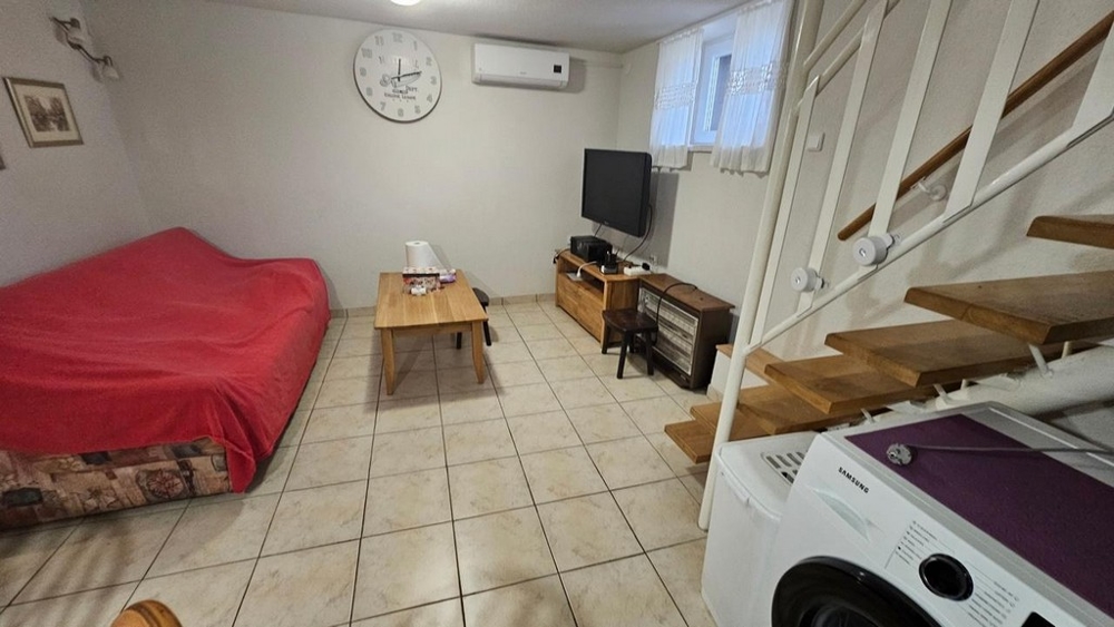 Mysigt vardagsrum med soffa och TV