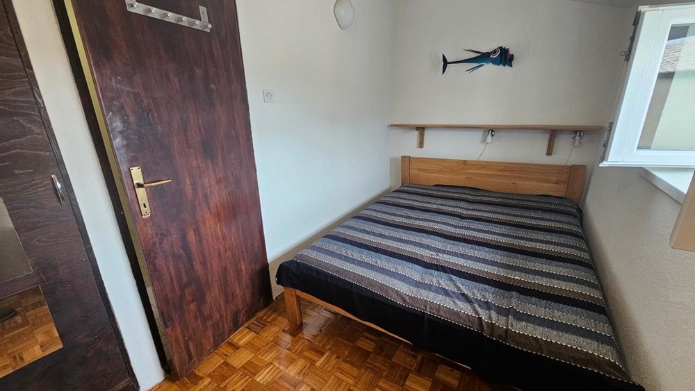 Sovrum med trämöbler och fönster