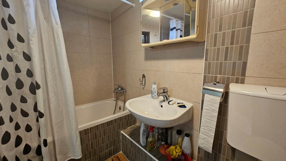 Badrum med badkar och kakel