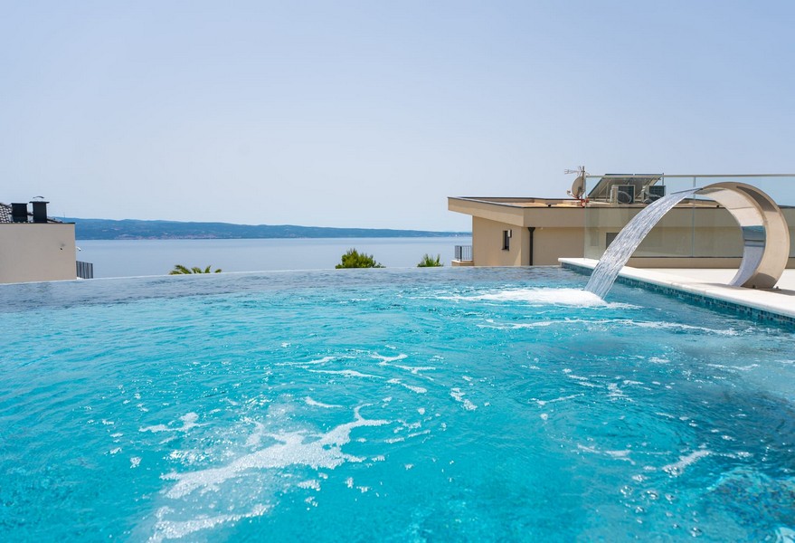 Köp en villa med infinitypool i Kroatien - Panorama Scouting H3525.