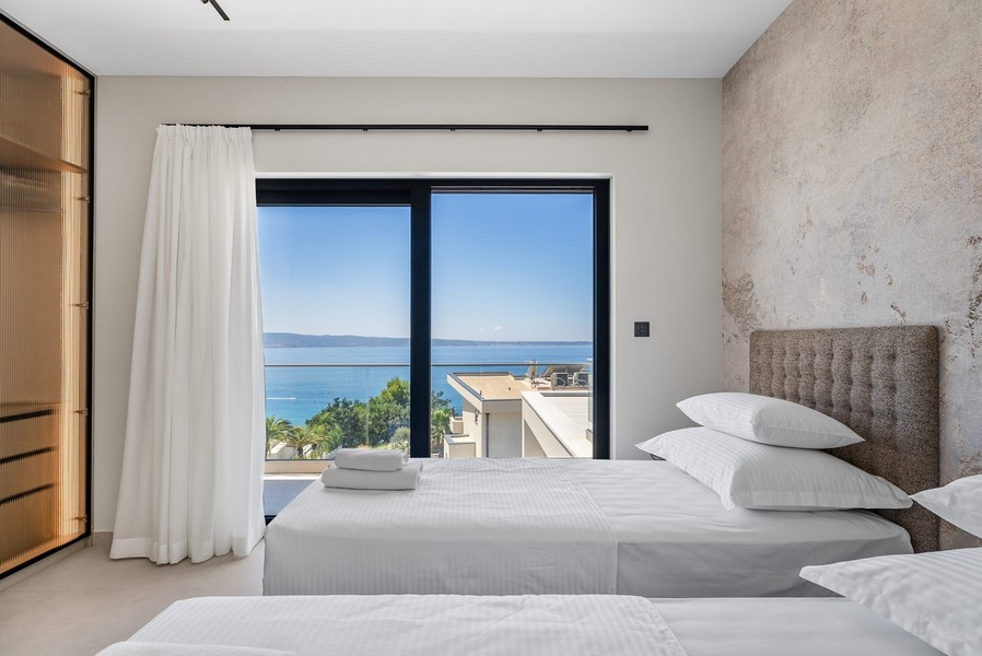 Lyxigt sovrum med havsutsikt.