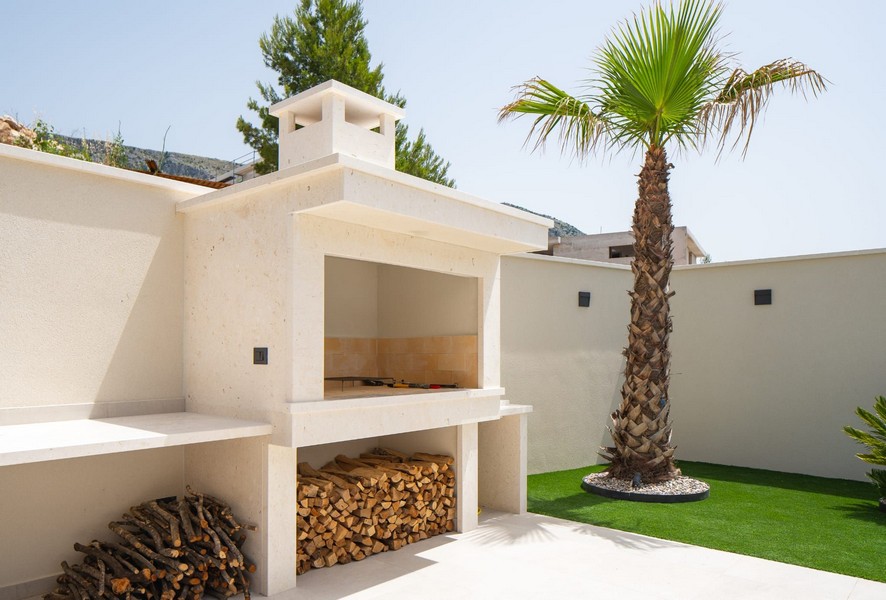 Vacker grill med vita stenar.