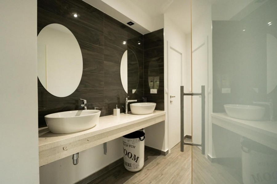 Badrum med dubbla handfat och speglar