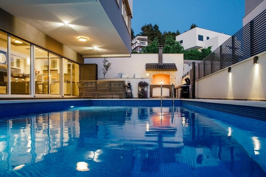 Pool av villa H3527, som är till salu i Kroatien.