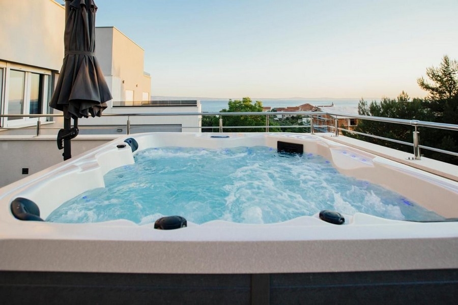 Jacuzzi på terrassen med havsutsikt