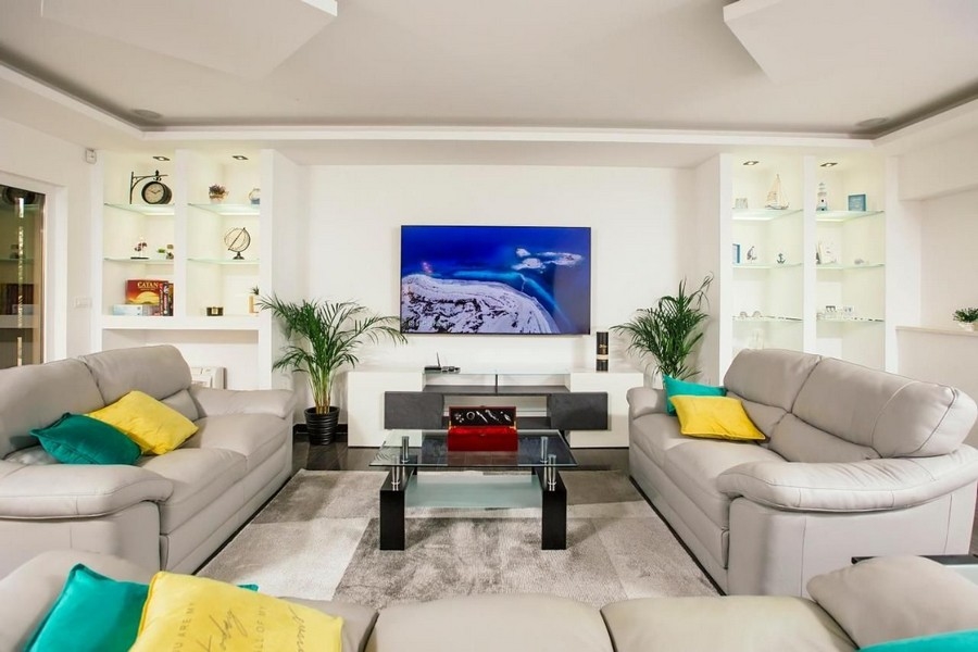 Modernt inrett vardagsrum med stor glasfront