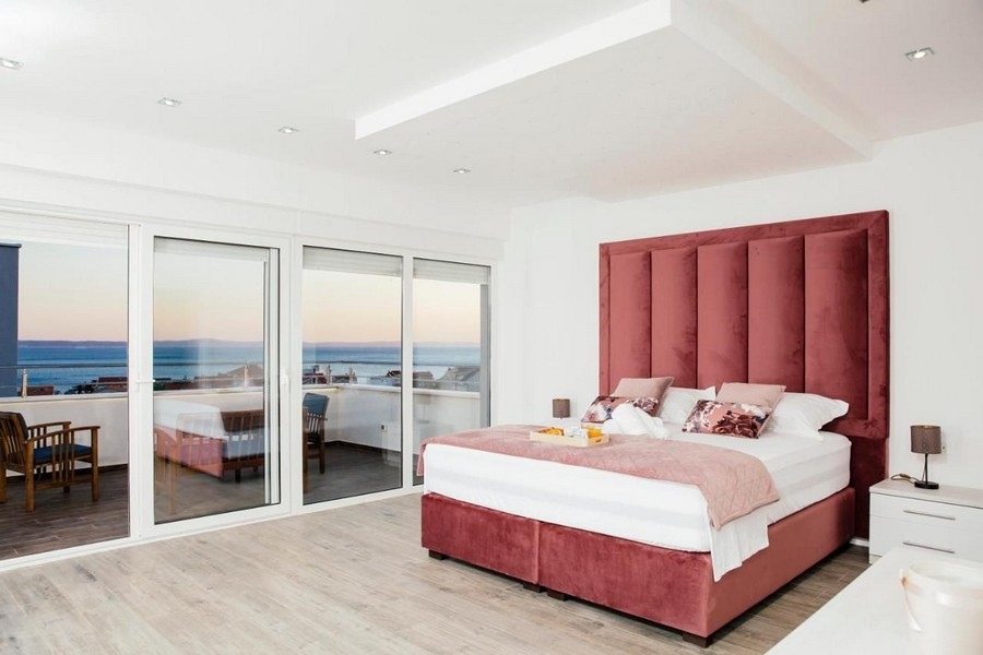 Sovrum med dubbelsäng och havsutsikt