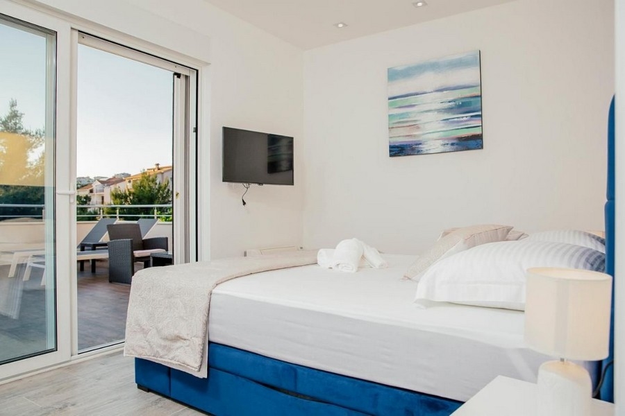 Sovrum med utgång till altan och TV