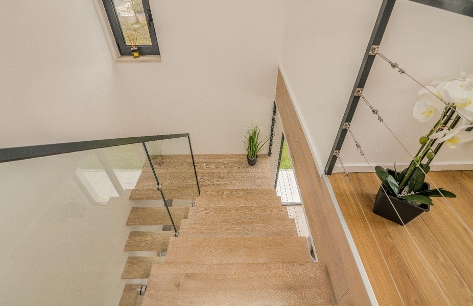 Trätrappa med glasräcken och växter