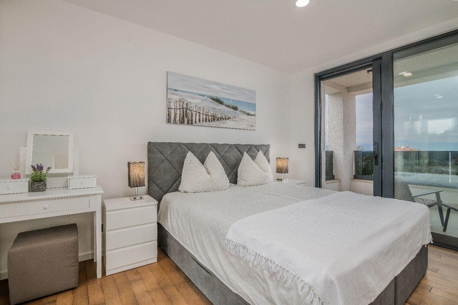 Sovrum med dubbelsäng och utgång till balkong