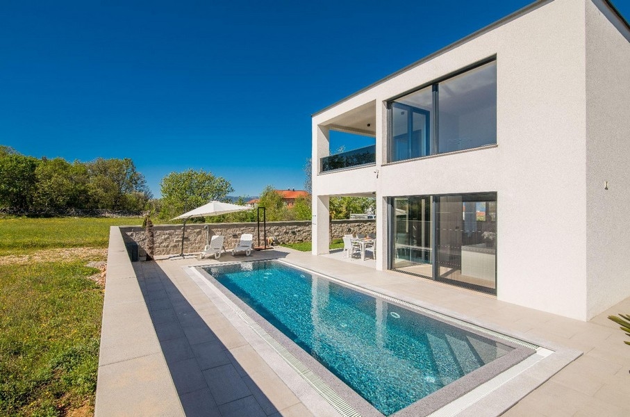 Köp en modern villa med pool på ön Krk - Panorama Scouting H3528