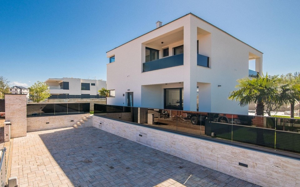 Utomhusparkeringsplatser i fastighet H3528 i Malinska på ön Krk.