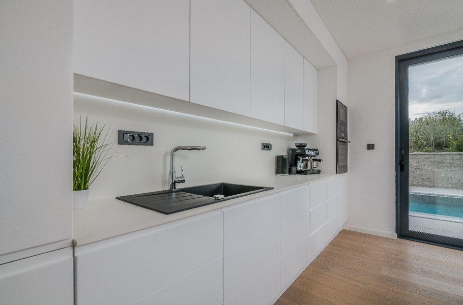 Pentry med diskho, kaffebryggare och utsikt mot utsidan