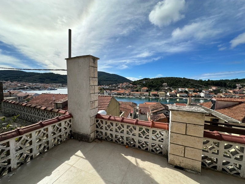 Takterrass med stads- och havsutsikt över fastighet H3530 på ön Korcula i Kroatien.