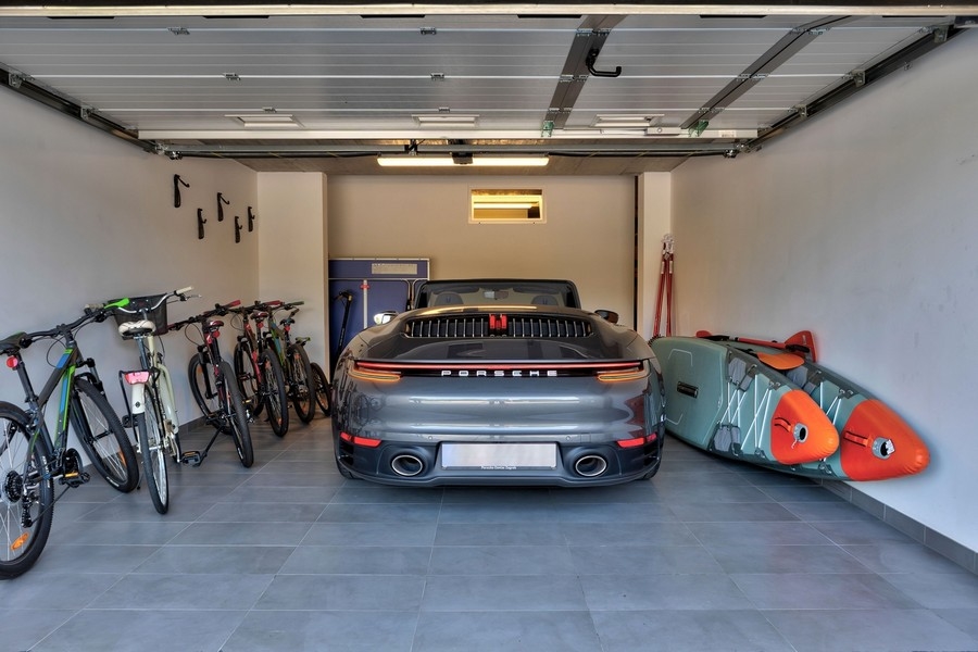 Garage med sportbilar, cyklar och paddleboards