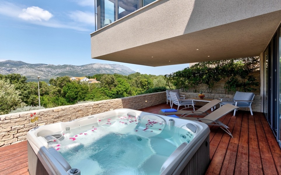 Jacuzzi på terrassen med idyllisk utsikt