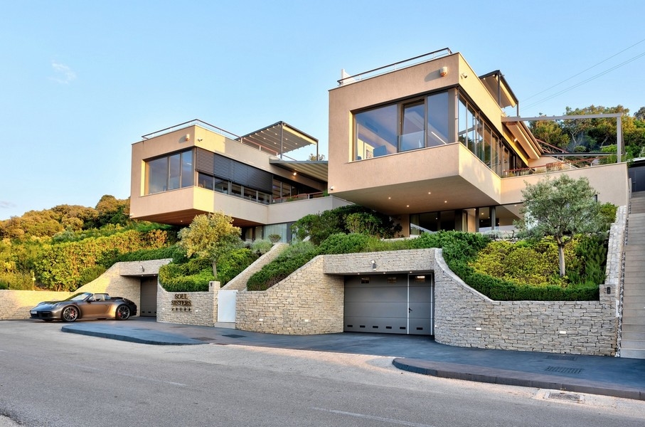 Modern lyxvilla med panoramautsikt över havet