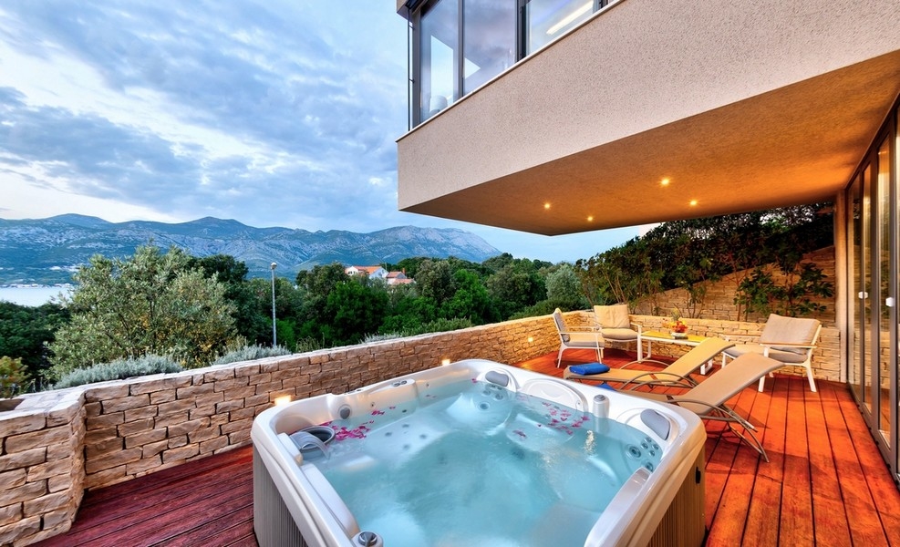 Jacuzzi på terrassen med utsikt över naturen och havet