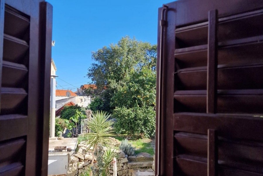 Utsikt över utsidan av fastigheten H3533.