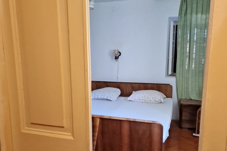 Utsikt genom dörren till sovrum med dubbelsäng